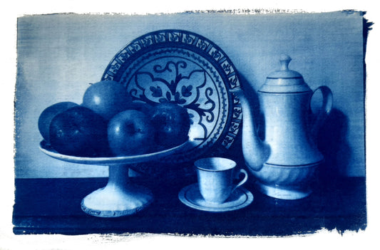 Nelle camere blu | Alzatina con mele piatto tazzina e caraffa - Laura di Fazio